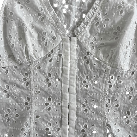 Forever 21 White Eyelet Hook and Eye Crop Tank Top Small - Picture 3 of 5